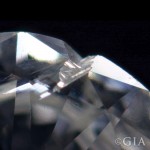 洞痕(cavity) 一个有角度的缺口在钻石表面,打磨时因羽裂纹裂开,或是